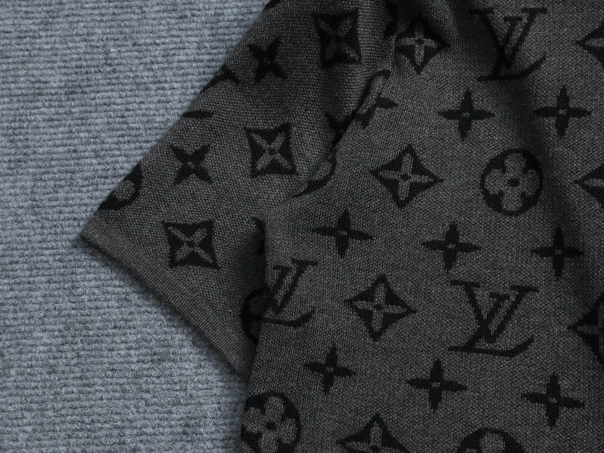 🅿️220 Louis Vuitton/Louis Vuitton Sweater jacquard towel embroidery The large logo is exquisitely upgraded, inspired by the retro embroidery of the 1980s. The original fabric is the same as the official short-sleeved T-shirt. The fabric is dyed in the same vat. It feels very comfortable. The latest brick cabinet synchronization for spring and summer. Fashionable and personalized. Super versatile and good-looking. It is very suitable for both men and women. A must-have for everyone. Hang tag. Collar label. Washed wheat. Complete with three labels. Color: Black Size: S M L XL